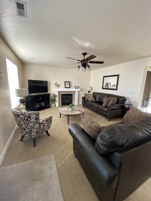 Smart-TV, Kamin, DVD-Player, Bücher