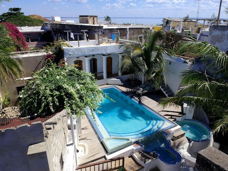 Alberca al aire libre y camastros