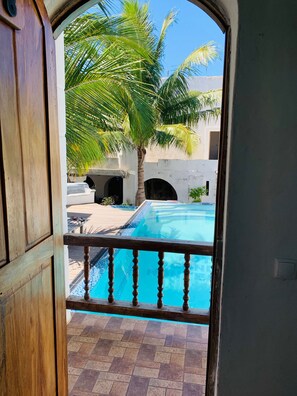 Piscina externa, espreguiçadeiras