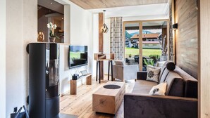 Un salon moderne avec une cheminée, un téléviseur et un espace détente.