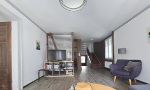 Smart TV, Netflix, books, streaming services - Jungfrau Family Holiday Home, 5 bedrooms, sleeps 10, garden, BBQ, and parking (Matten bei Interlaken)