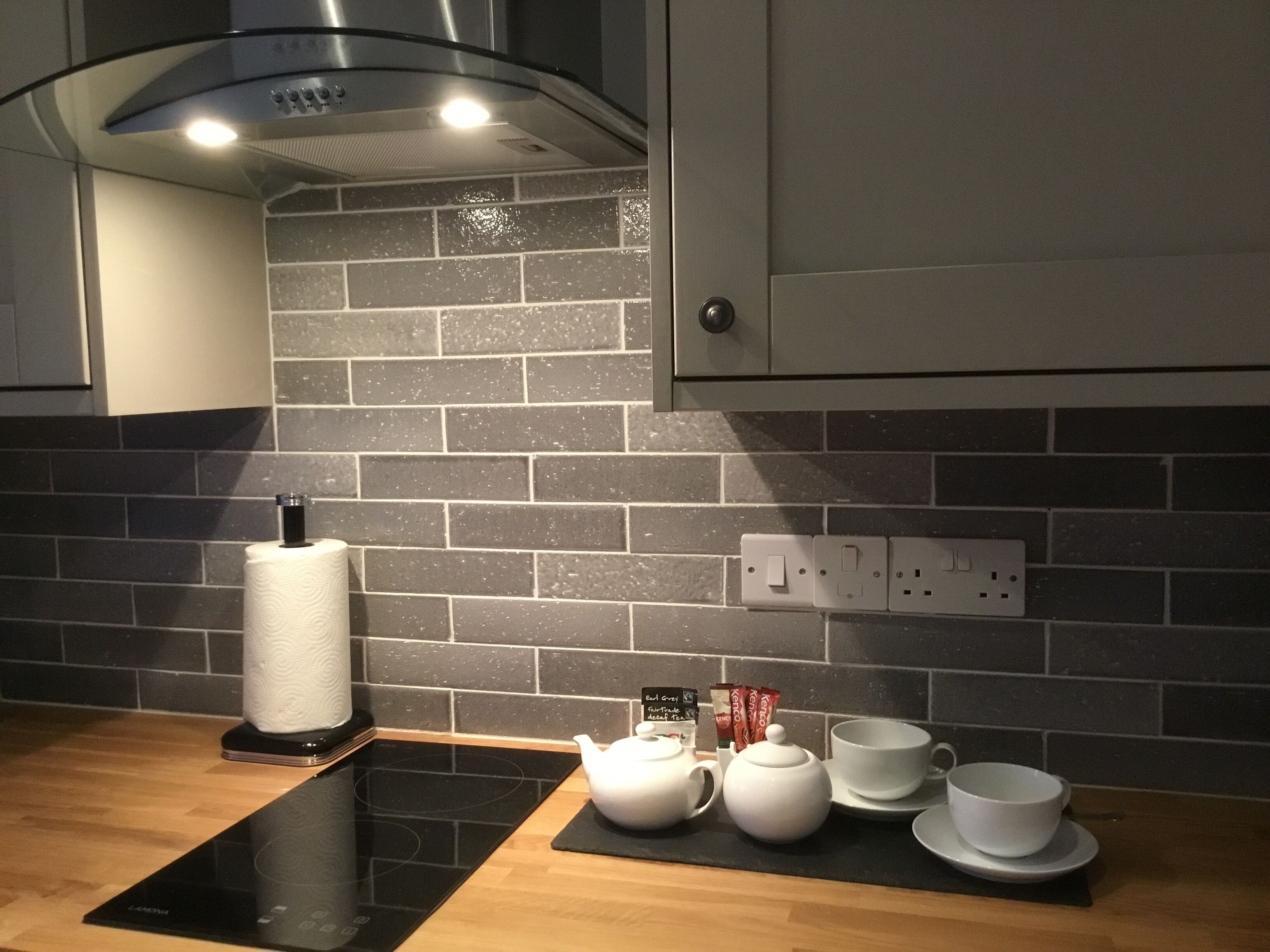 Fridge, oven, stovetop, coffee/tea maker