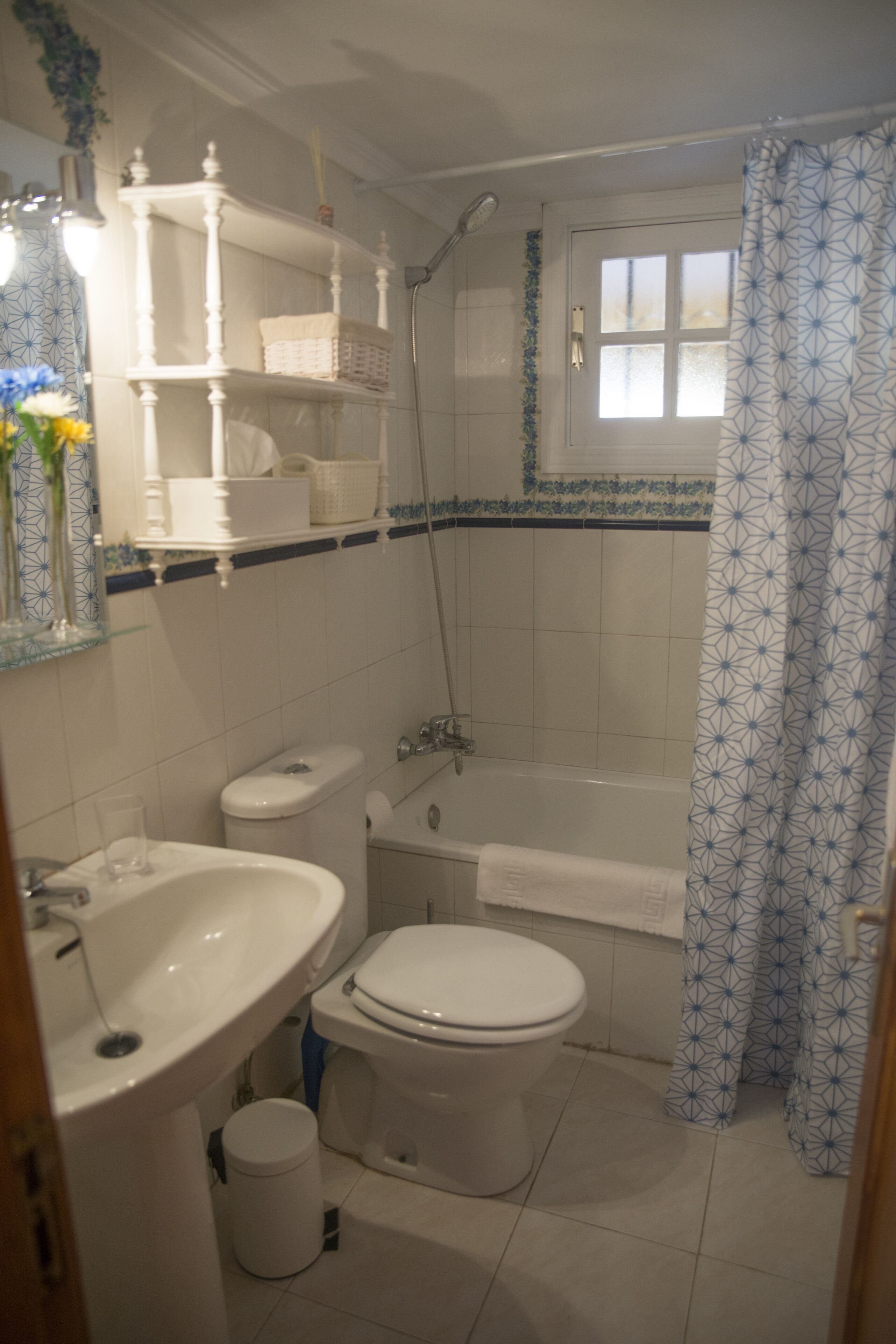 Un baño con inodoro, lavamanos y bañera.