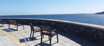 Beautiful and quiet duplex next to the sea