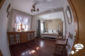 4 Schlafzimmer, Schreibtisch, Bügeleisen/Bügelbrett, WLAN