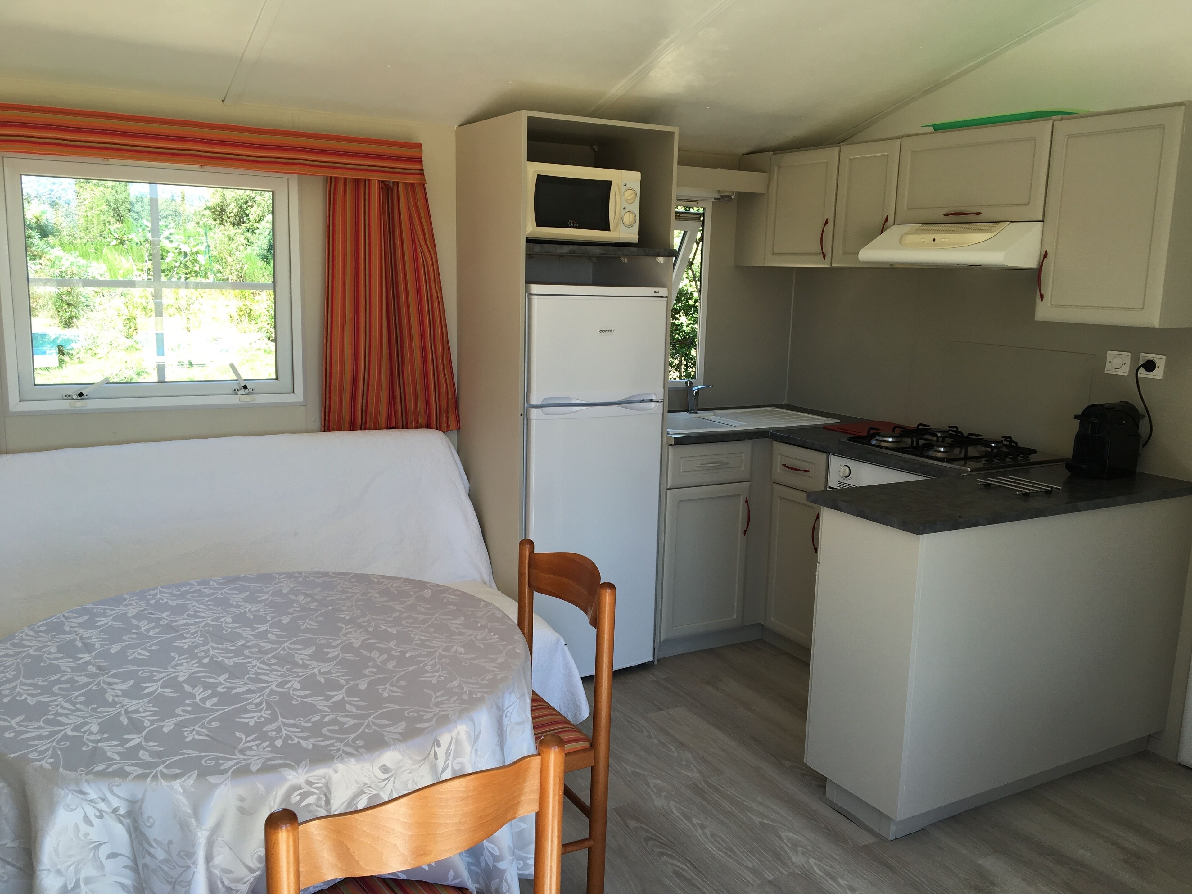 Køleskab, mikrobølgeovn, kogeplade, kaffe-/temaskine