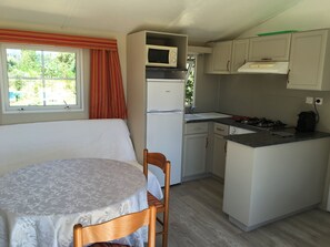 Kühlschrank, Mikrowelle, Herdplatte, Wasserkocher mit Kaffee-/Teezubehör