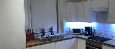 Réfrigérateur, micro-ondes, four, cafetière/bouilloire