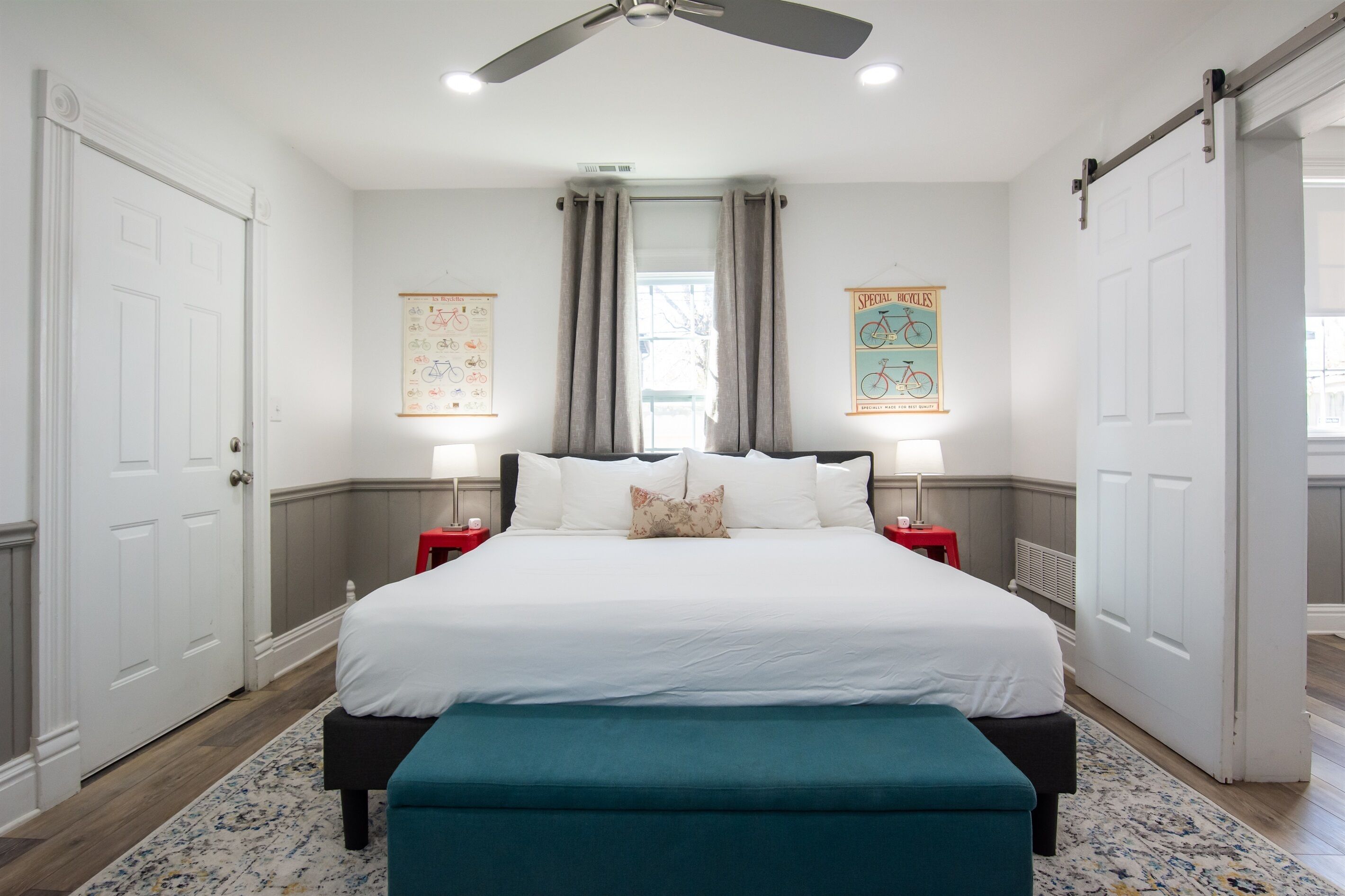 1 habitación, cortinas blackout y tabla de planchar con plancha 