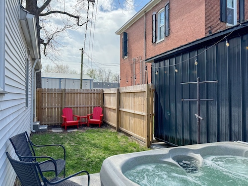 Katy Haus: Hot tub, Wineries, Fenced yard, Dog-friendly