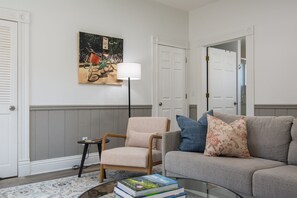 Smart TV - Katy Haus: Hot tub, Wineries, Fenced yard, Dog-friendly (Marthasville)