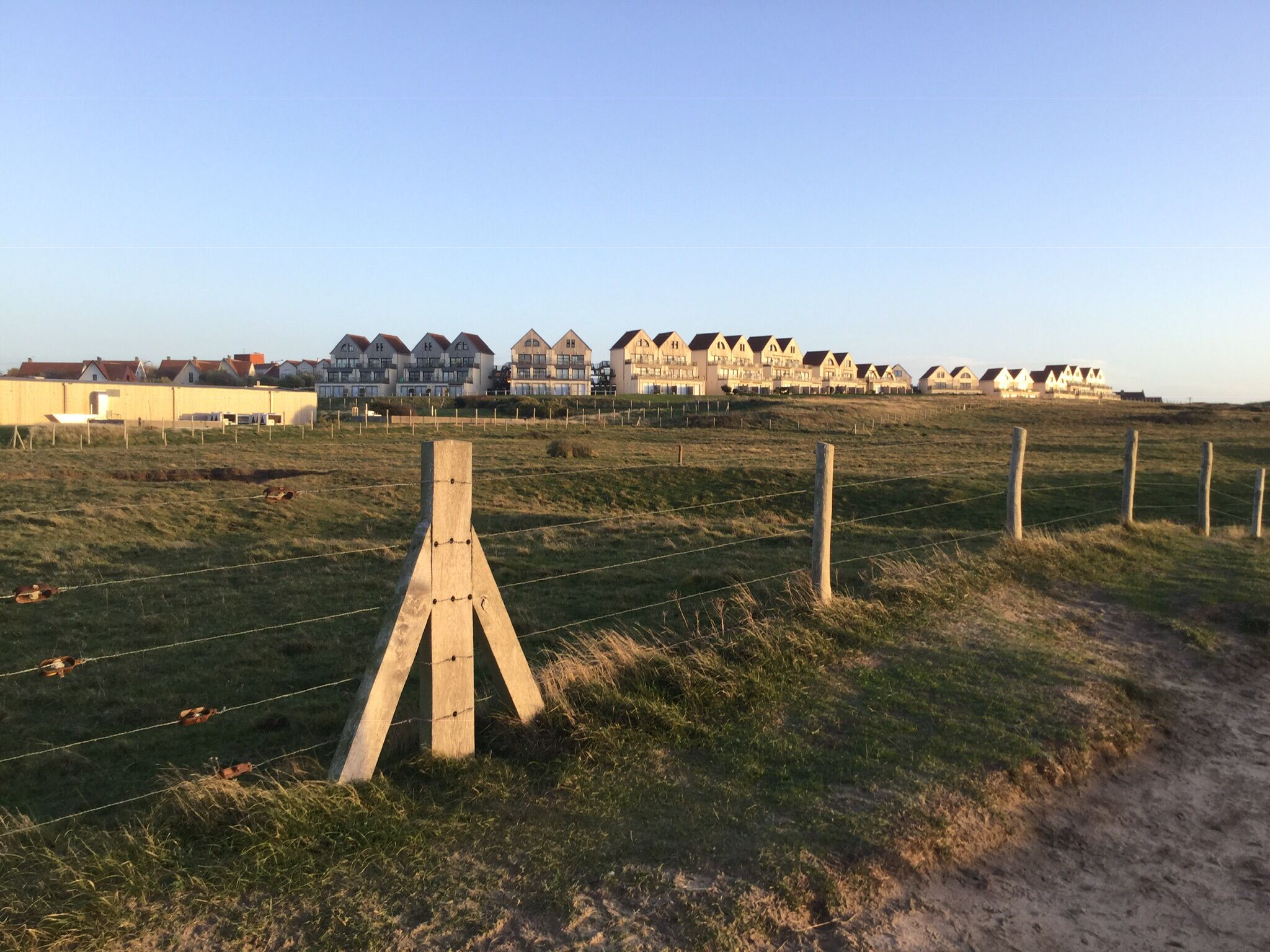 Zona residencial a la costa amb cases d'arquitectura tradicional.