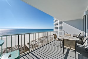 Outdoor dining - Lighthouse 714 (Gulf Shores)