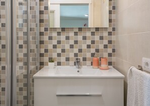 Dusche, Haartrockner, Bidet, Handtücher