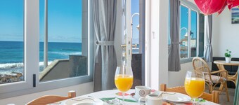 Nice and comfortable Casa Avenida del Agujero, right on the beach
