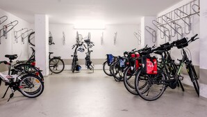 Zona d'aparcament de bicicletes amb diverses bicicletes i para-bicicletes.
