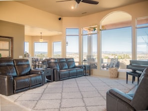 Smart TV, fireplace - Luxury private Resort 360Views of Sedona and Verde Valley. Hot Tub and Pool. (Cornville)