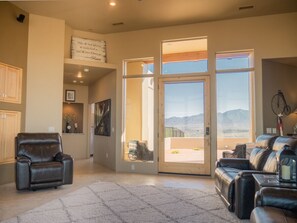 Smart TV, fireplace - Luxury private Resort 360Views of Sedona and Verde Valley. Hot Tub and Pool. (Cornville)