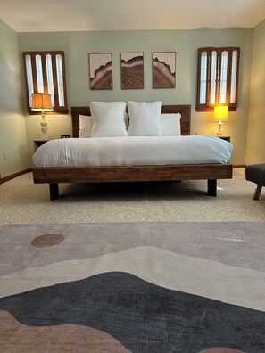 4 makuuhuonetta, työpöytä, silitysrauta/-lauta, vauvan matkasänky