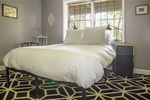 3 bedrooms, desk, iron/ironing board, travel crib