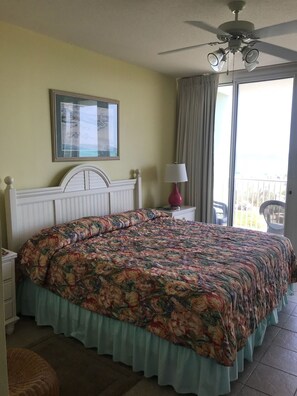 3 chambres, bureau, fer et planche à repasser, lit parapluie