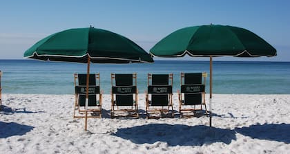 PUHDISTA *** MYÖTYVÄT RATKAISET ** HELPOSTI KÄYTÖSTÄ Rannalle & uima-altaalle ** Hiljainen sijainti ** Nahkatuolit