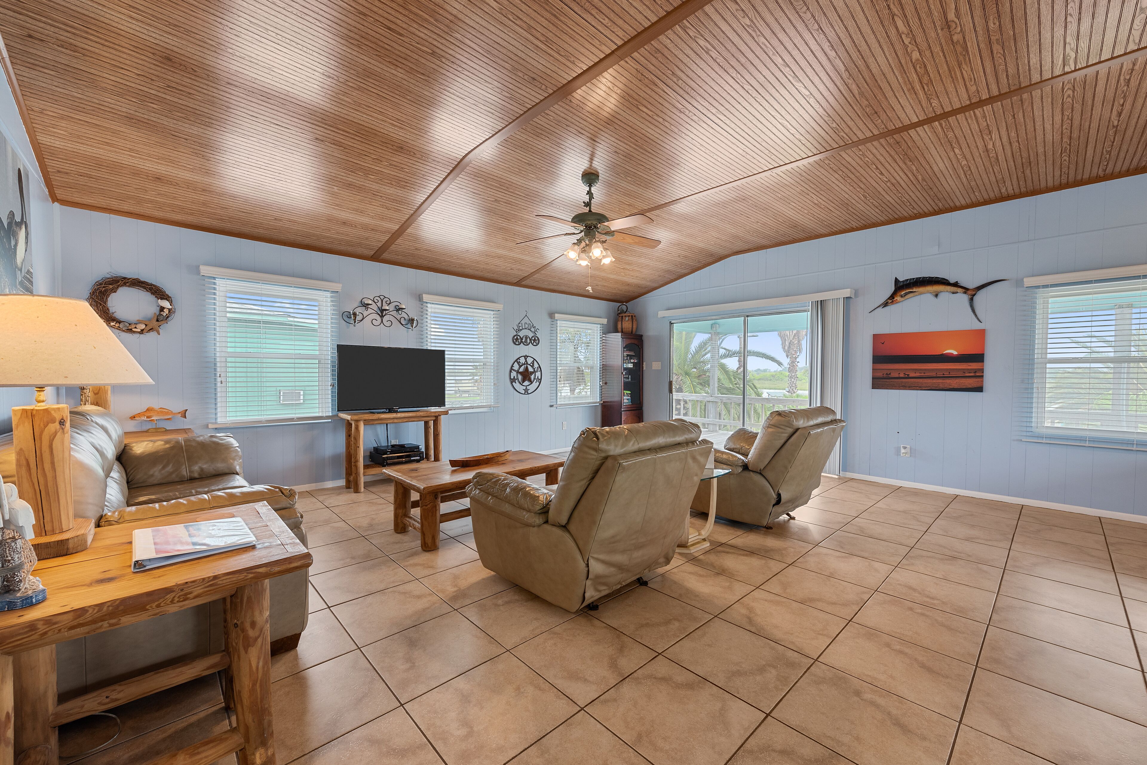 Älytelevisio, DVD-soitin, kirjoja, stereot