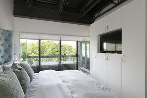 2 bedrooms, iron/ironing board, WiFi, bed sheets - Designer Penthouse - Downtown Waterfront! (Kelowna)