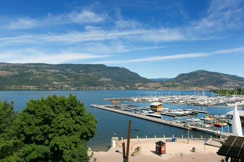 Designer Penthouse - Downtown Waterfront!