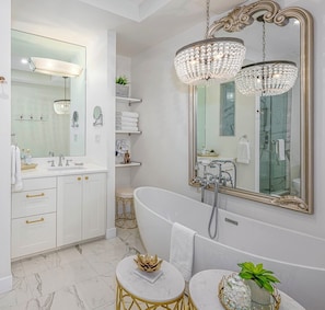 Combined shower/tub, towels - Designer Penthouse - Downtown Waterfront! (Kelowna)