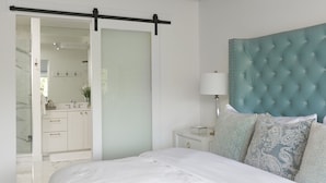 Unclassified image, 4 of 31, button - Designer Penthouse - Downtown Waterfront! (Kelowna)