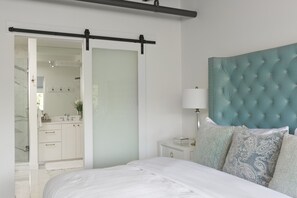 2 bedrooms, iron/ironing board, WiFi, bed sheets - Designer Penthouse - Downtown Waterfront! (Kelowna)