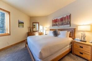 5 bedrooms, iron/ironing board, Internet, bed sheets - Spacious Decks with Private Hot Tub Near Nordic Center and Golf Course! (Keystone)