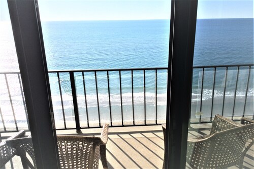 Oceanfront Spacious Corner 4 Balconies Quiet and Family Friendly