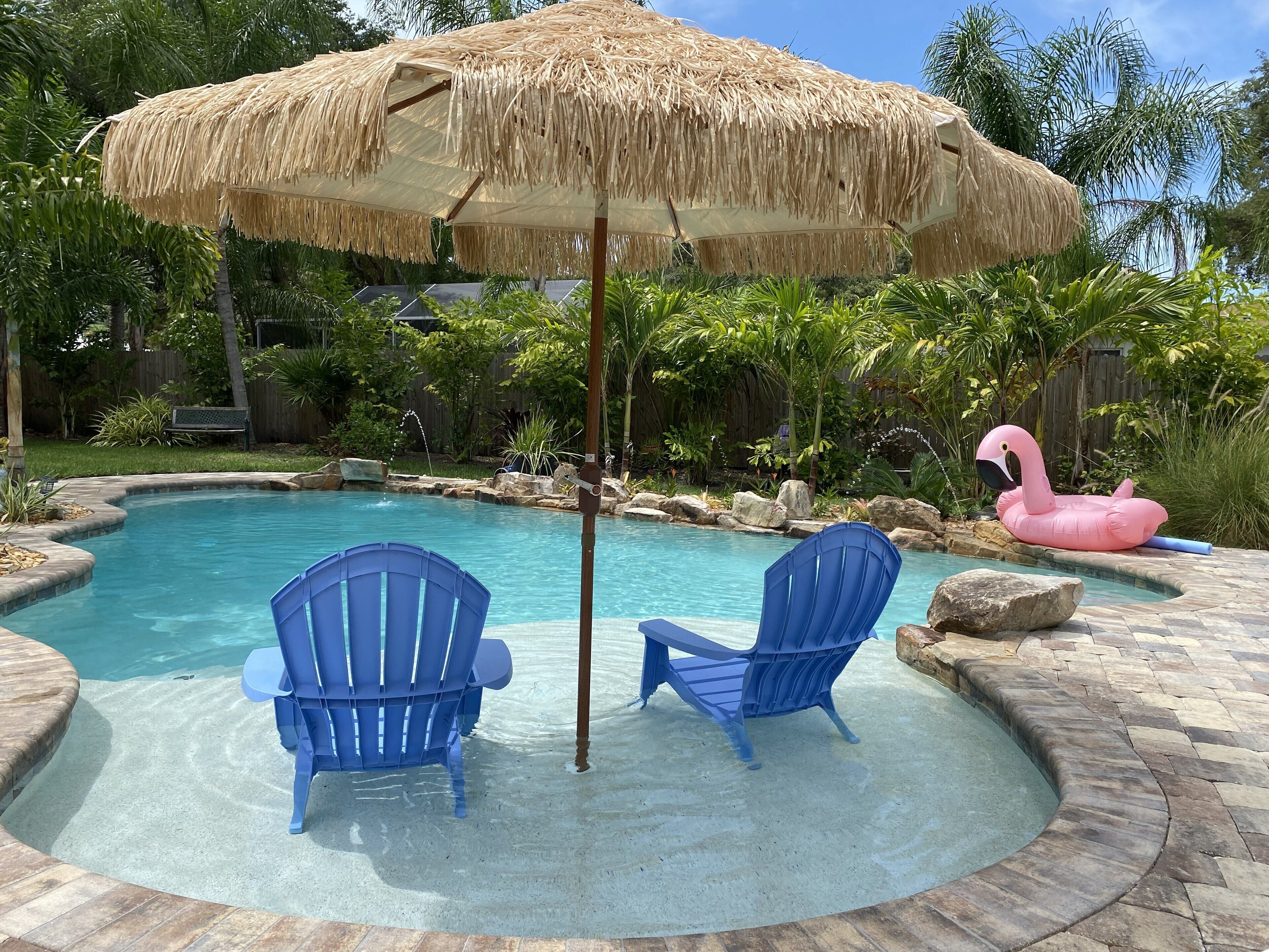 Una piscina al aire libre, una piscina climatizada