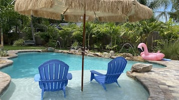 Una piscina al aire libre, una piscina climatizada