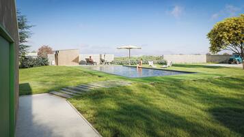 Una piscina al aire libre, una piscina climatizada