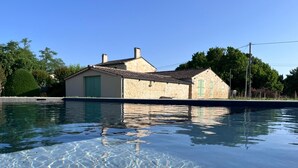 Una piscina con agua cristalina que refleja los edificios circundantes.
