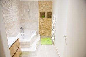 Bañera con ducha, secador de pelo, toallas, jabón