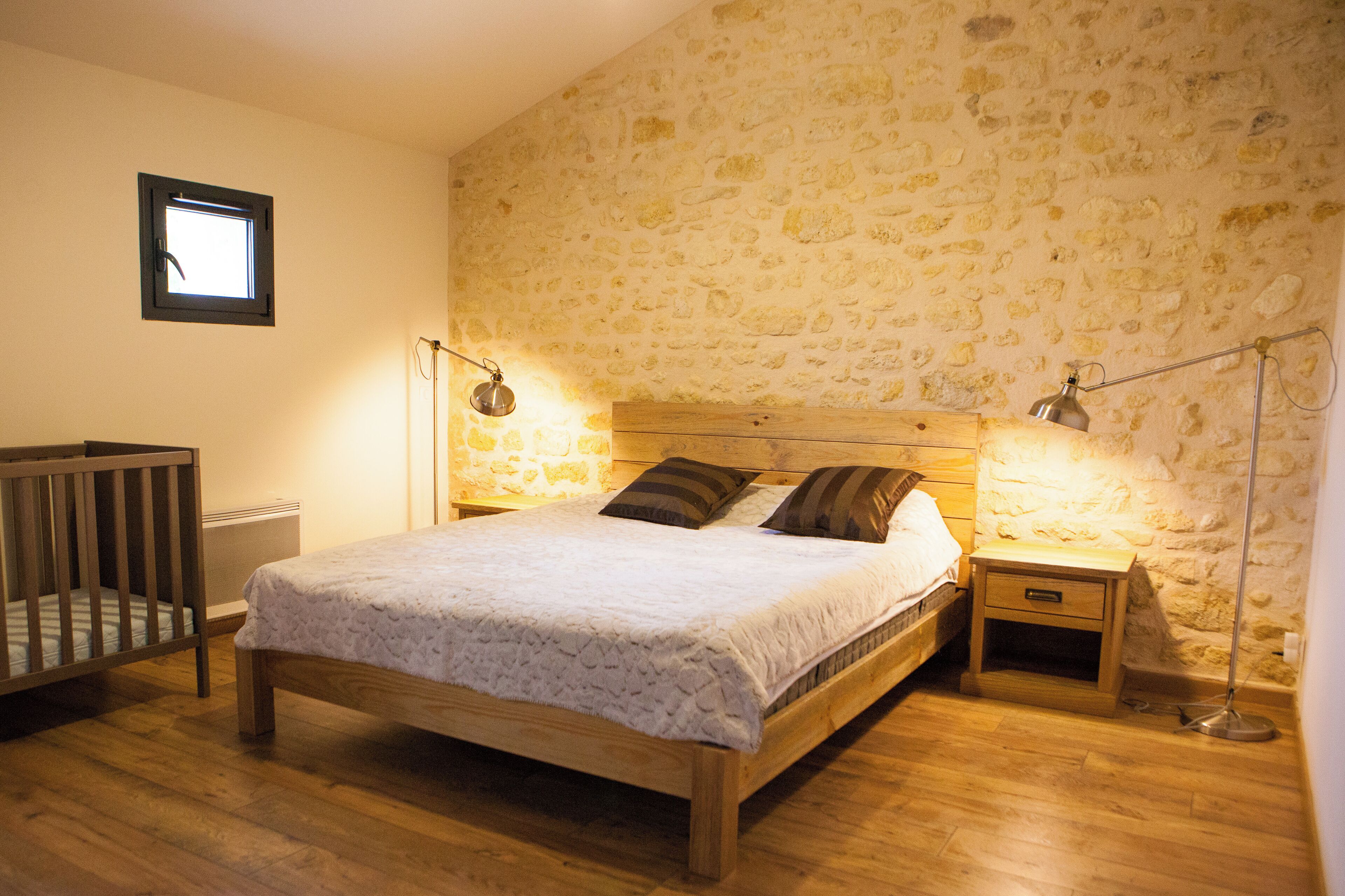 4 室のベッドルーム、アイロン / アイロン台、旅行用ベビーベッド、WiFi (無料)