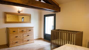 4 bedrooms, iron/ironing board, travel cot, free WiFi