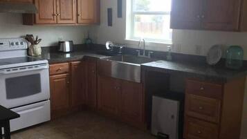 Køleskab, mikrobølgeovn, ovn, kogeplade