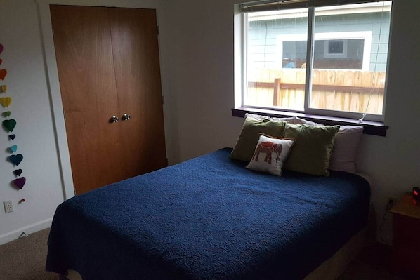 1 habitación, tabla de planchar con plancha, wifi gratis y ropa de cama 