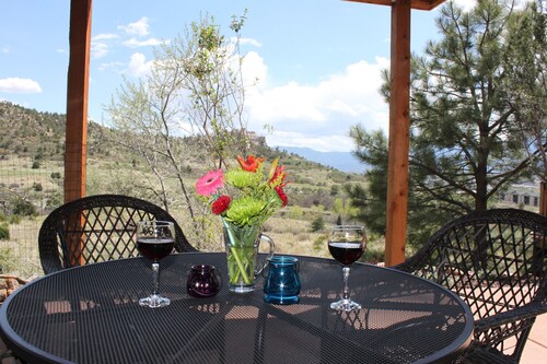Amazing Views and Privacy minutes from major Co Springs attractions