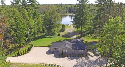 The Perfect Getaway *Sleeps 4 *Pet Friendly *Traverse City *Crystal Mountain