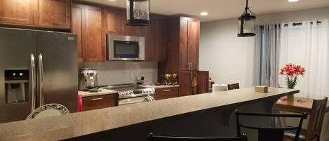 Mikrovågsugn, kaffe- och tebryggare och grytor/köksredskap