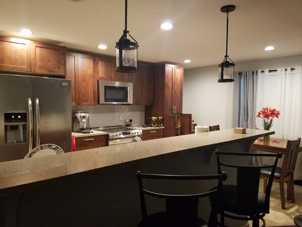 ميكروويف، ماكينة لصنع القهوة/الشاي، مستلزمات طهي/أطباق/أوعية