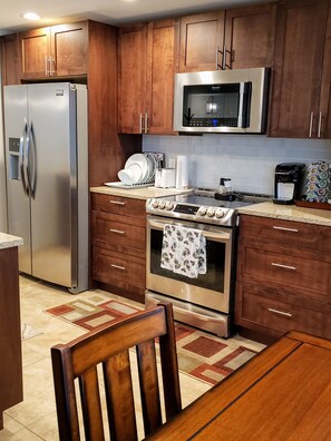 ميكروويف، ماكينة لصنع القهوة/الشاي، مستلزمات طهي/أطباق/أوعية