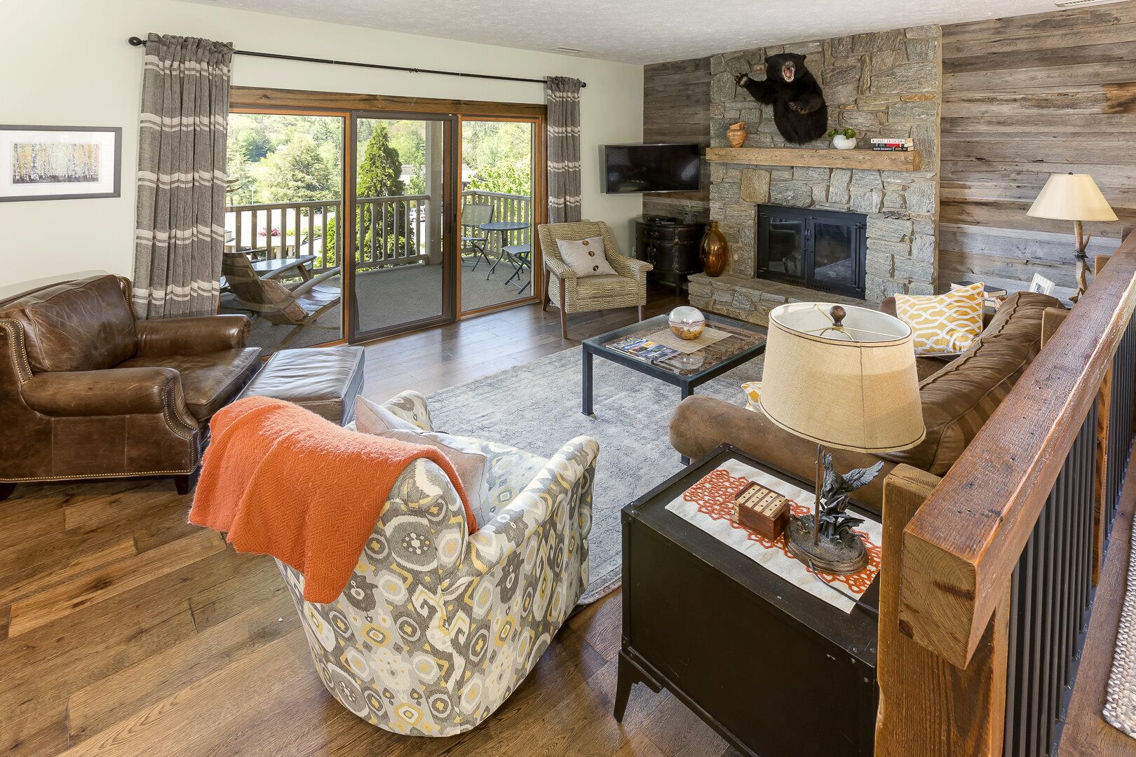 Smart-TV, Kamin, Bücher