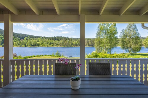 Idyllisch sonnige Seelage mit nur 20 m zum privaten Bootsanleger und Boot.